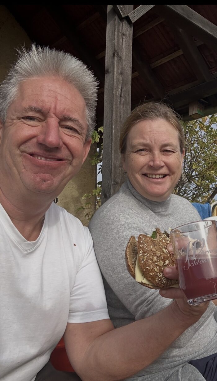 Harald und Sandra bei rotem Bremser und Brotzeit nach der Lese